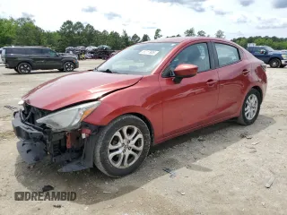2016 Scion iA z VIN 3MYDLBZV6GY129364, wystawiony jako Copart lot #57217905 z przebiegiem 139 110 mil mil oraz Tytuł czysty. Historia ofert i sprzedaży dostępna na DreamBid. Obrazek 1.
