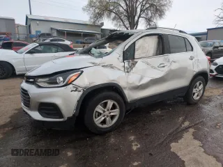 2019 Chevrolet Trax LT z VIN KL7CJLSBXKB869932, wystawiony jako Copart lot #50642715 z przebiegiem Nie podano mil oraz Szkoda całkowita • Salvage title. Historia ofert i sprzedaży dostępna na DreamBid. Obrazek 1.