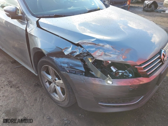 2013 Volkswagen Passat SE with VIN 1VWBP7A33DC025563, listed as a IAAI auction lot 41811324 with 238,800 mi miles. Bid and sale history available at carsss.com. Image 6.