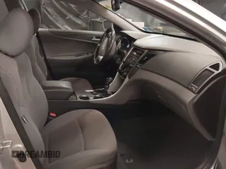2013 Hyundai Sonata GLS z VIN 5NPEB4ACXDH620718, wystawiony jako IAAI lot #42450301 z przebiegiem 164 170 mil mil oraz . Historia ofert i sprzedaży dostępna na DreamBid. Obrazek 5.