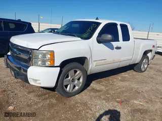 2007 Chevrolet Silverado 1500 LT w/1LT with VIN 2GCEK19J771546889, listed as a IAAI auction lot 41214503 with 303,708 mi miles. Bid and sale history available at carsss.com. Image 17.