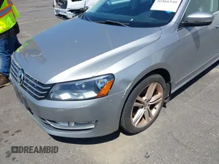 2014 Volkswagen Passat SEL Premium z VIN 1VWCN7A30EC097025, wystawiony jako IAAI lot #42466540 z przebiegiem 149 307 mil mil oraz . Historia ofert i sprzedaży dostępna na DreamBid. Obrazek 6.