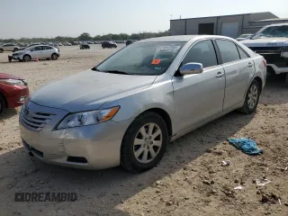 2008 Toyota Camry LE z VIN 4T1BE46K58U245581, wystawiony jako Copart lot #51647345 z przebiegiem 119 576 mil mil oraz Czysty tytuł • Clean title. Historia ofert i sprzedaży dostępna na DreamBid. Obrazek 1.
