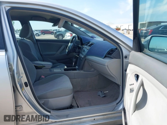 2011 Toyota Camry LE z VIN 4T1BF3EKXBU180291, wystawiony jako IAAI lot #42037125 z przebiegiem 242 462 mil mil oraz . Historia ofert i sprzedaży dostępna na DreamBid. Obrazek 5.