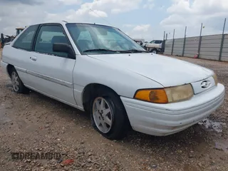 1996 Ford Escort z VIN 3FASP11J8TR135092, wystawiony jako IAAI lot #42397330 z przebiegiem 307 374 mil mil oraz . Historia ofert i sprzedaży dostępna na DreamBid. Obrazek 1.