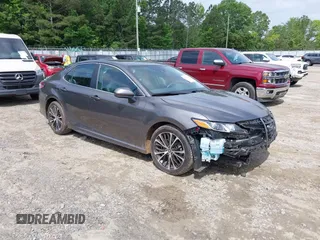 2020 Toyota Camry SE z VIN 4T1G11AKXLU976202, wystawiony jako IAAI lot #42270748 z przebiegiem 62 407 mil mil oraz . Historia ofert i sprzedaży dostępna na DreamBid. Obrazek 1.