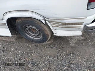 1994 Ford Econoline Cargo z VIN 1FDEE14N3RHA79838, wystawiony jako IAAI lot #42207281 z przebiegiem Nie podano mil oraz . Historia ofert i sprzedaży dostępna na DreamBid. Obrazek 16.