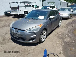 2015 Hyundai Veloster z VIN KMHTC6AD9FU226544, wystawiony jako IAAI lot #42539111 z przebiegiem 121 631 mil mil oraz . Historia ofert i sprzedaży dostępna na DreamBid. Obrazek 2.