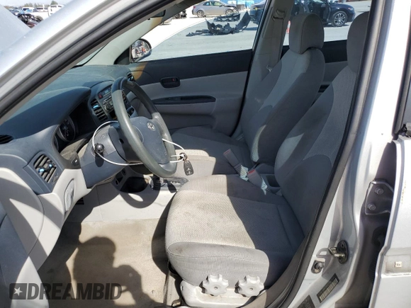 2007 Hyundai Accent GL z VIN KMHCN45C77U073194, wystawiony jako Copart lot #42955445 z przebiegiem 248 364 mil mil oraz Nie do naprawy • Non repairable. Historia ofert i sprzedaży dostępna na DreamBid. Obrazek 7.