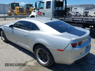 2013 Chevrolet Camaro LS z VIN 2G1FA1E37D9113674, wystawiony jako IAAI lot #42092399 z przebiegiem 138 908 mil mil oraz . Historia ofert i sprzedaży dostępna na DreamBid. Obrazek 3.