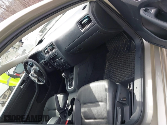 2014 Volkswagen Jetta Sedan SE w/Connectivity with VIN 3VWD07AJ9EM248024, listed as a IAAI auction lot 41621186 with 130,886 mi miles. Bid and sale history available at carsss.com. Image 5.