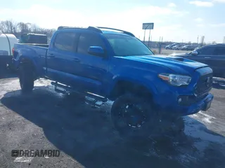 2018 Toyota Tacoma SR5 z VIN 3TMDZ5BNXJM044681, wystawiony jako IAAI lot #41569119 z przebiegiem 109 785 mil mil oraz . Historia ofert i sprzedaży dostępna na DreamBid. Obrazek 1.