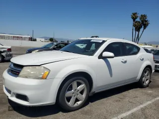 2013 Dodge Avenger SXT z VIN 1C3CDZCB5DN679697, wystawiony jako Copart lot #56499565 z przebiegiem 126 191 mil mil oraz Czysty tytuł • Clean title. Historia ofert i sprzedaży dostępna na DreamBid. Obrazek 1.