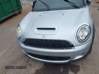 2010 MINI Clubman S z VIN WMWMM3C57ATP94023, wystawiony jako IAAI lot #42365739 z przebiegiem 191 817 mil mil oraz . Historia ofert i sprzedaży dostępna na DreamBid. Obrazek 6.