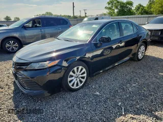 2018 Toyota Camry LE z VIN 4T1B11HK8JU572196, wystawiony jako Copart lot #62967835 z przebiegiem 216 639 mil mil oraz Czysty tytuł • Clean title. Historia ofert i sprzedaży dostępna na DreamBid. Obrazek 1.