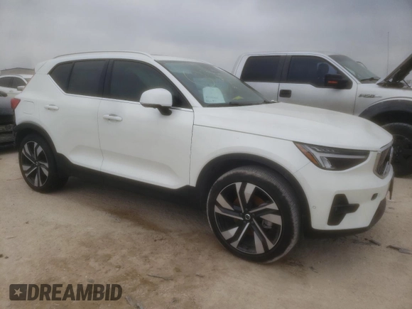 2023 Volvo XC40 Ultimate Bright Theme с VIN YV4L12UA8P2037138, выставлен на аукционе Copart как лот 43760214 с пробегом 6 561 миль миль и . История ставок и продаж доступна на DreamBid. Изображение 4.