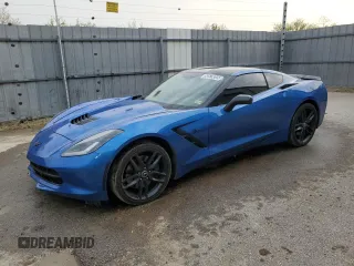 2015 Chevrolet Corvette Z51 2LT z VIN 1G1YK2D75F5121885, wystawiony jako Copart lot #53579205 z przebiegiem 47 170 mil mil oraz Czysty tytuł • Clean title. Historia ofert i sprzedaży dostępna na DreamBid. Obrazek 1.
