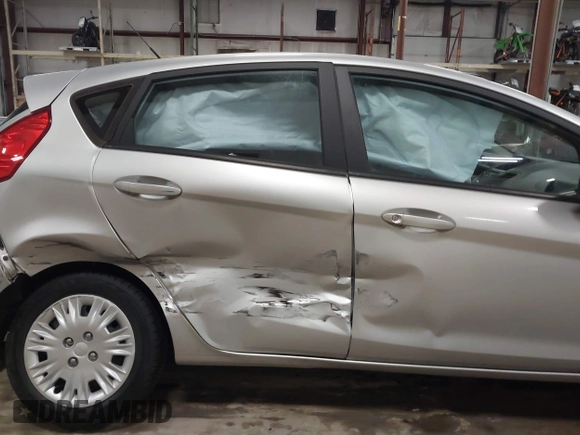 2015 Ford Fiesta S z VIN 3FADP4TJ7FM220448, wystawiony jako IAAI lot #41688114 z przebiegiem 43 779 mil mil oraz . Historia ofert i sprzedaży dostępna na DreamBid. Obrazek 6.