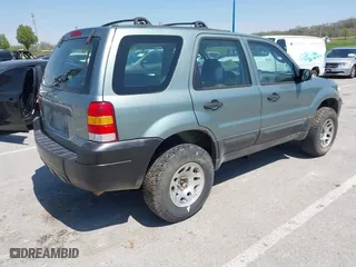 2005 Ford Escape XLS Value with VIN 1FMYU92Z75DA03268, listed as a IAAI auction lot 42051311 with 124,985 mi miles. Bid and sale history available at carsss.com. Image 4.