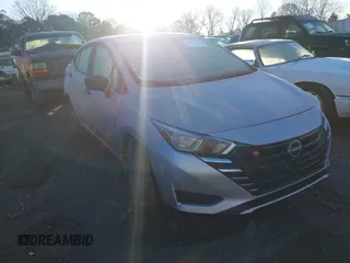 2024 Nissan Versa S z VIN 3N1CN8DV8RL866194, wystawiony jako IAAI lot #41420972 z przebiegiem 23 000 mil mil oraz . Historia ofert i sprzedaży dostępna na DreamBid. Obrazek 1.