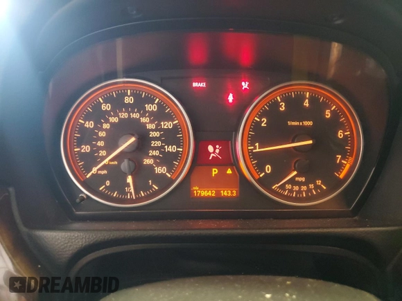 2009 BMW 3 Series 328i z VIN WBAPH57509NM32770, wystawiony jako Copart lot #54171475 z przebiegiem 179 642 mil mil oraz Szkoda całkowita • Salvage title. Historia ofert i sprzedaży dostępna na DreamBid. Obrazek 9.