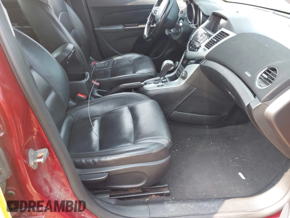 2014 Chevrolet Cruze 2LT z VIN 1G1PE5SB8E7405073, wystawiony jako IAAI lot #42434410 z przebiegiem 147 840 mil mil oraz . Historia ofert i sprzedaży dostępna na DreamBid. Obrazek 5.