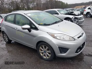 2013 Ford Fiesta SE z VIN 3FADP4EJ7DM129531, wystawiony jako IAAI lot #39085450 z przebiegiem Nie podano mil oraz . Historia ofert i sprzedaży dostępna na DreamBid. Obrazek 1.