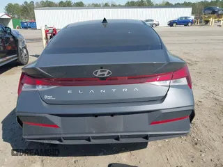 2024 Hyundai Elantra SEL z VIN KMHLM4DG1RU755188, wystawiony jako IAAI lot #41857576 z przebiegiem 18 183 mil mil oraz . Historia ofert i sprzedaży dostępna na DreamBid. Obrazek 16.