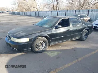 2002 Cadillac Seville Touring STS z VIN 1G6KY54972U193737, wystawiony jako IAAI lot #41876511 z przebiegiem 165 571 mil mil oraz . Historia ofert i sprzedaży dostępna na DreamBid. Obrazek 2.