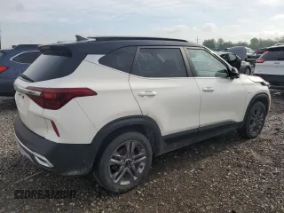 2022 Kia Seltos S z VIN KNDEUCAAXN7296906, wystawiony jako Copart lot #55474555 z przebiegiem 41 059 mil mil oraz Szkoda całkowita • Salvage title. Historia ofert i sprzedaży dostępna na DreamBid. Obrazek 3.