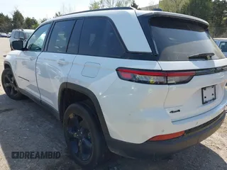 2023 Jeep Grand Cherokee Laredo z VIN 1C4RJHAG2PC538934, wystawiony jako IAAI lot #41902861 z przebiegiem 31 664 mil mil oraz . Historia ofert i sprzedaży dostępna na DreamBid. Obrazek 3.