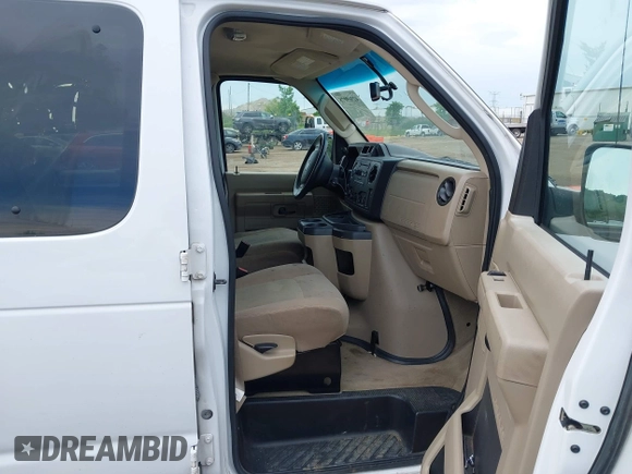 2012 Ford Econoline Passenger XL z VIN 1FBNE3BL9CDA32236, wystawiony jako IAAI lot #42565078 z przebiegiem 146 983 mil mil oraz . Historia ofert i sprzedaży dostępna na DreamBid. Obrazek 5.