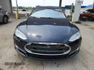 2013 Tesla Model S z VIN 5YJSA1DN6DFP08911, wystawiony jako Copart lot #60751295 z przebiegiem Nie podano mil oraz Czysty tytuł • Clean title. Historia ofert i sprzedaży dostępna na DreamBid. Obrazek 5.
