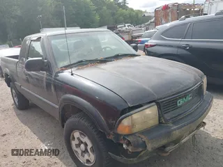 2000 GMC Sonoma SLS z VIN 1GTDT19W5Y8177243, wystawiony jako IAAI lot #42407731 z przebiegiem 103 433 mil mil oraz . Historia ofert i sprzedaży dostępna na DreamBid. Obrazek 1.