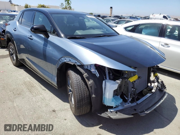2023 Lexus RZ 450e Premium z VIN JTJAAAAB3PA000731, wystawiony jako Copart lot #57350214 z przebiegiem 7 642 mil mil oraz Szkoda całkowita • Salvage title. Historia ofert i sprzedaży dostępna na DreamBid. Obrazek 4.
