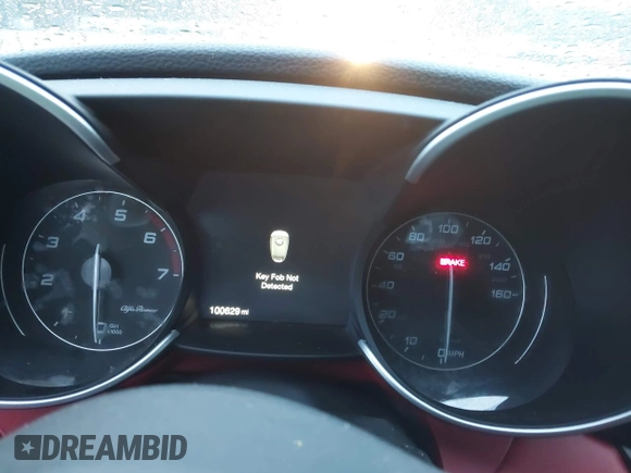 2017 Alfa Romeo Giulia Ti z VIN ZARFAECN2H7539370, wystawiony jako IAAI lot #41762612 z przebiegiem 100 629 mil mil oraz . Historia ofert i sprzedaży dostępna na DreamBid. Obrazek 7.