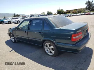 1998 Volvo S70 T5 z VIN YV1LS5372W2476397, wystawiony jako Copart lot #52776114 z przebiegiem 262 041 mil mil oraz Szkody całkowita. Historia ofert i sprzedaży dostępna na DreamBid. Obrazek 2.