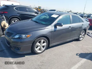 2011 Toyota Camry LE z VIN 4T1BF3EKXBU197608, wystawiony jako IAAI lot #41848207 z przebiegiem 131 676 mil mil oraz . Historia ofert i sprzedaży dostępna na DreamBid. Obrazek 17.