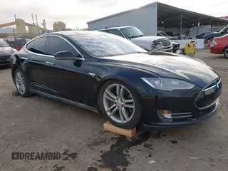 2013 Tesla Model S с VIN 5YJSA1AG0DFP12913, выставлен на аукционе IAAI как лот 41388247 с пробегом 177 997 миль миль и . История ставок и продаж доступна на DreamBid. Изображение 1.
