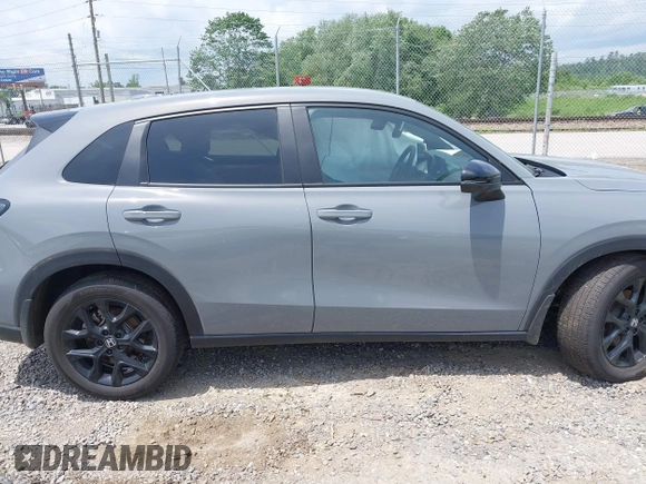 2024 Honda HR-V Sport z VIN 3CZRZ2H52RM763246, wystawiony jako IAAI lot #42301870 z przebiegiem 12 208 mil mil oraz . Historia ofert i sprzedaży dostępna na DreamBid. Obrazek 13.