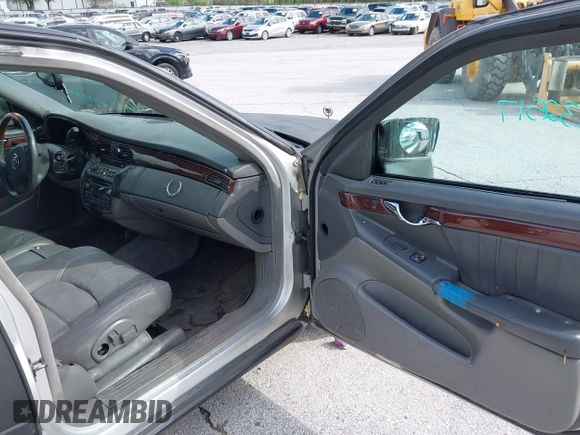 2002 Cadillac DeVille DHS z VIN 1G6KE57Y62U233642, wystawiony jako IAAI lot #42132517 z przebiegiem 223 505 mil mil oraz . Historia ofert i sprzedaży dostępna na DreamBid. Obrazek 5.