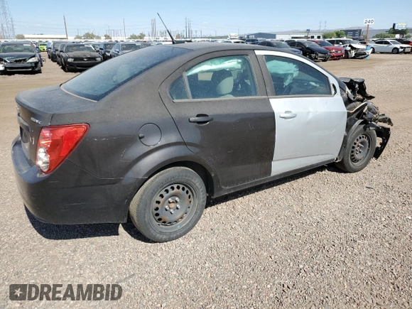 2014 Chevrolet Sonic LS z VIN 1G1JA5SH0E4131777, wystawiony jako Copart lot #65558225 z przebiegiem 136 704 mil mil oraz Szkoda całkowita • Salvage title. Historia ofert i sprzedaży dostępna na DreamBid. Obrazek 3.