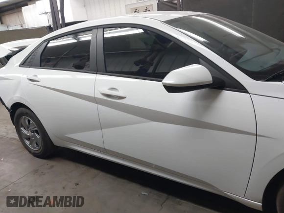 2025 Hyundai Elantra SE z VIN KMHLL4DG5SU913590, wystawiony jako IAAI lot #41900727 z przebiegiem 3 406 mil mil oraz . Historia ofert i sprzedaży dostępna na DreamBid. Obrazek 14.
