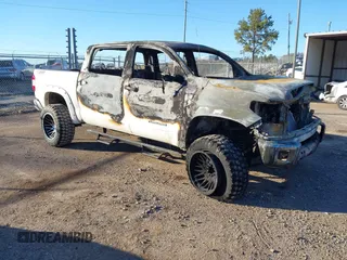 2016 Toyota Tundra 4WD Truck SR5 with VIN 5TFDW5F13GX493378, listed as a IAAI auction lot 41395491 with 1 mi miles. Bid and sale history available at carsss.com. Image 1.