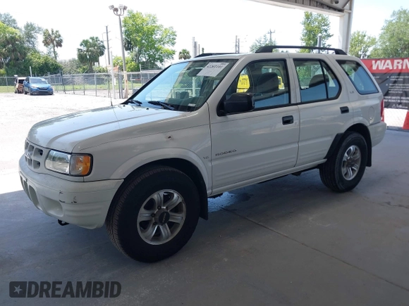 2000 Isuzu Rodeo S z VIN 4S2CK58WXY4317404, wystawiony jako IAAI lot #42261101 z przebiegiem 192 918 mil mil oraz . Historia ofert i sprzedaży dostępna na DreamBid. Obrazek 2.
