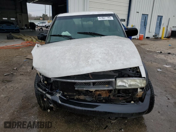 2002 Chevrolet S-10 LS with VIN 1GCCT19W028149143, listed as a Copart auction lot 41827785 with 205,053 mi miles and Salvage Title. Bid and sale history available at carsss.com. Image 5.