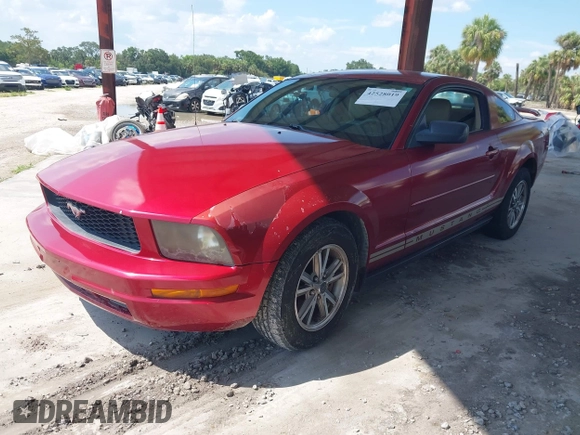 2005 Ford Mustang Deluxe z VIN 1ZVFT80N455170297, wystawiony jako IAAI lot #42528019 z przebiegiem 132 373 mil mil oraz . Historia ofert i sprzedaży dostępna na DreamBid. Obrazek 2.