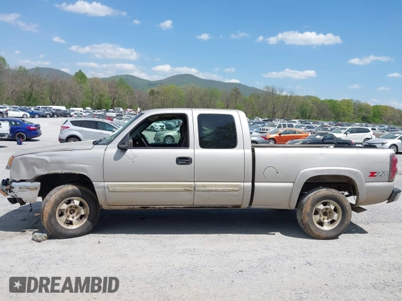 2005 Chevrolet Silverado 1500 Z71 with VIN 1GCEK19Z15Z192815, listed as a IAAI auction lot 42071205 with 352,883 mi miles. Bid and sale history available at carsss.com. Image 15.