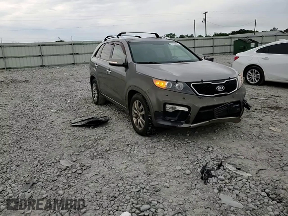 2013 Kia Sorento SX z VIN 5XYKW4A26DG351610, wystawiony jako Copart lot #56196225 z przebiegiem 155 382 mil mil oraz Szkoda całkowita • Salvage title. Historia ofert i sprzedaży dostępna na DreamBid. Obrazek 14.