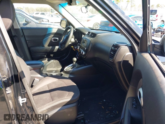 2015 Kia Soul z VIN KNDJN2A29F7165059, wystawiony jako IAAI lot #41621306 z przebiegiem 122 864 mil mil oraz . Historia ofert i sprzedaży dostępna na DreamBid. Obrazek 5.